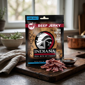 Indiana Beef Jerky Mindre Salt på en mørk skjærefjøl på kjøkkenbenken i dempet vinduslys, AI-generert bilde