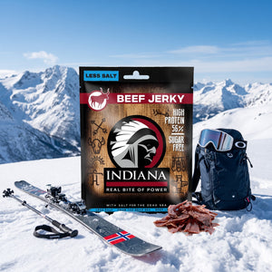 Indiana Beef Jerky Mindre Salt i snøen ved siden av turski og staver på en solrik vinterdag i fjellet, AI-generert bilde
