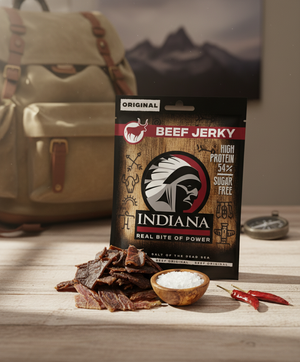 Indiana Beef Jerky Original på et trebord ved en ryggsekk, med jerkybiter og en skål salt, AI-generert bilde