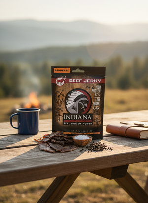 Indiana Beef Jerky Peppered på et bord ute med kaffekopp, jerkybiter og pepperkorn, AI-generert bilde