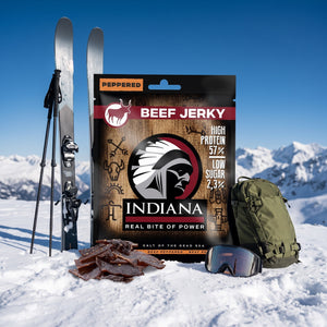 Indiana Beef Jerky Peppered i snøen ved siden av turski og staver på en solrik vinterdag i fjellet, AI-generert bilde