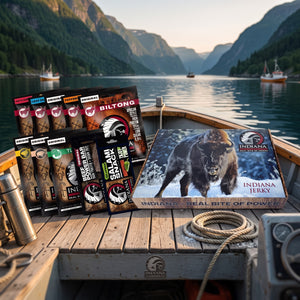 Indiana Jerky Gavepakning på dekket av en liten båt på fjorden, med tau og termos i kveldssol, AI-generert bilde