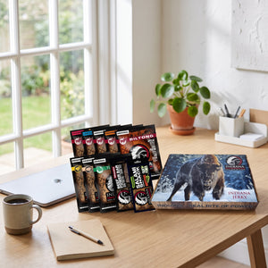 Indiana Jerky Gavepakning på skrivebordet ved siden av laptop, kaffekopp og notatbok, AI-generert bilde