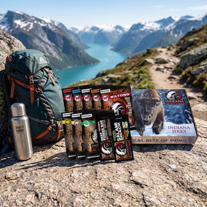 Indiana Jerky Gavepakning på en stein ved en fjellsti høyt over fjorden, med ryggsekk og termos, AI-generert bilde