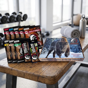 Indiana Jerky Gavepakning på en benk på treningssenteret, med manualer, håndkle og drikkeflaske i bakgrunnen, AI-generert bilde