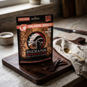 Indiana Laks Jerky Teriyaki på en mørk skjærefjøl på kjøkkenbenken i dempet vinduslys, AI-generert bilde
