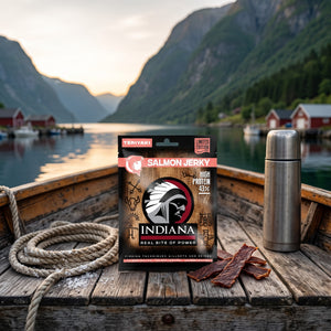 Indiana Laks Jerky Teriyaki på dekket av en liten båt på fjorden, med tau og termos i kveldssol, AI-generert bilde