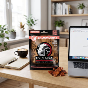 Indiana Laks Jerky Teriyaki på skrivebordet ved siden av laptop, kaffekopp og notatbok, AI-generert bilde