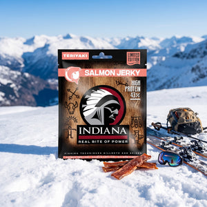 Indiana Laks Jerky Teriyaki i snøen ved siden av turski og staver på en solrik vinterdag i fjellet, AI-generert bilde