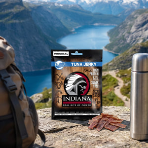 Indiana Tunfisk Jerky Original på en stein ved en fjellsti høyt over fjorden, med ryggsekk og termos, AI-generert bilde