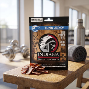 Indiana Tunfisk Jerky Original på en benk på treningssenteret, med manualer, håndkle og drikkeflaske i bakgrunnen, AI-generert bilde
