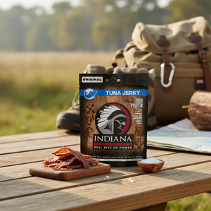 Indiana Tunfisk Jerky Original på et trebord ute med ryggsekk og tunfiskbiter på en fjøl, AI-generert bilde