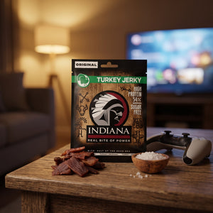 Indiana Kalkun Jerky Original på stuebordet en kveld, med spillkontroll og en liten skål, AI-generert bilde