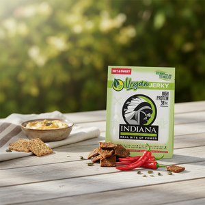 Indiana Vegansk Jerky Hot & Sweet på et bord ute med hummus, chili og vegansk jerky, AI-generert bilde
