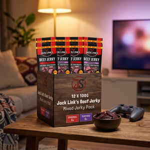 Jack Link's Beef Jerky Mix på stuebordet en kveld, med spillkontroll og en liten skål, AI-generert bilde