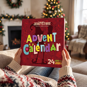 Jerky Store Julekalender holdes av hender i strikkegenser i en julepyntet stue, AI-generert bilde