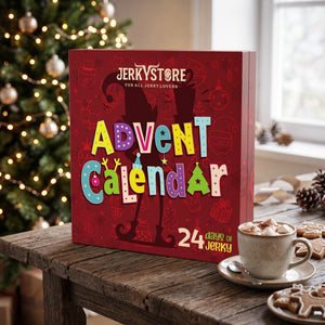 Jerky Store Julekalender på et bord ved juletreet, med kakao og pepperkaker, AI-generert bilde