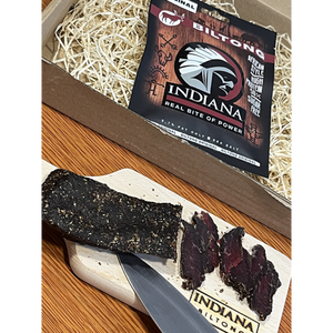 Indiana Biltong Filet i esken med kniv og oppskåret biltong på en fjøl