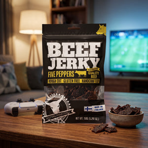 Kuivalihakundi Beef Jerky Fem Pepper på stuebordet en kveld, med spillkontroll og en liten skål, AI-generert bilde