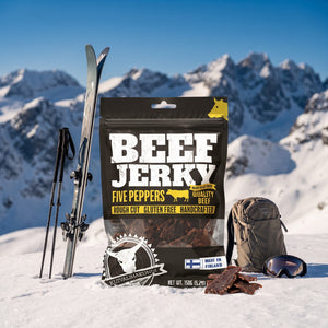 Kuivalihakundi Beef Jerky Fem Pepper i snøen ved siden av turski og staver på en solrik vinterdag i fjellet, AI-generert bilde