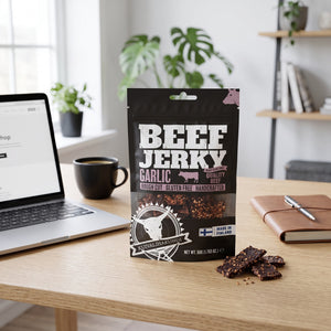 Kuivalihakundi Beef Jerky med Hvitløk på skrivebordet ved siden av laptop, kaffekopp og notatbok, AI-generert bilde