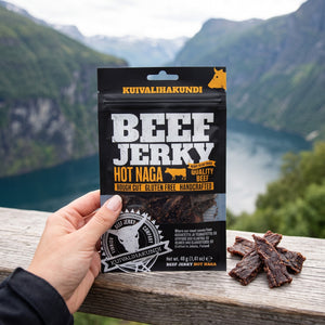 Hånd som holder Kuivalihakundi Beef Jerky Hot Naga foran et fjordlandskap, AI-generert bilde