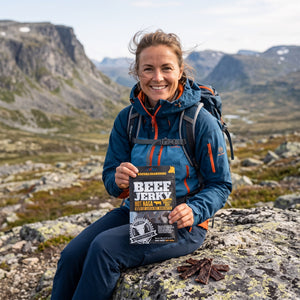 Turgåer tar en pause på fjellet og holder Kuivalihakundi Beef Jerky Hot Naga, AI-generert bilde
