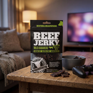 Kuivalihakundi Beef Jerky Mild Habanero på stuebordet en kveld, med spillkontroll og en liten skål, AI-generert bilde