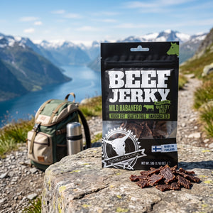 Kuivalihakundi Beef Jerky Mild Habanero på en stein ved en fjellsti høyt over fjorden, med ryggsekk og termos, AI-generert bilde