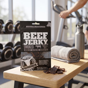 Kuivalihakundi Beef Jerky Røkt på en benk på treningssenteret, med manualer, håndkle og drikkeflaske i bakgrunnen, AI-generert bilde