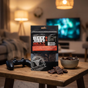 Kuivalihakundi Beef Jerky Scorpion på stuebordet en kveld, med spillkontroll og en liten skål, AI-generert bilde