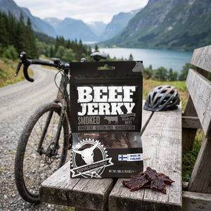 Kuivalihakundi Beef Jerky Røkt på en benk ved grusveien, med sykkel og sykkelhjelm, AI-generert bilde
