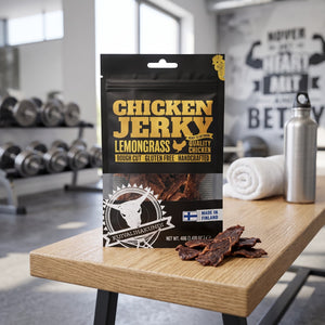 Kuivalihakundi Kylling Jerky med Sitrongress på en benk på treningssenteret, med manualer, håndkle og drikkeflaske i bakgrunnen, AI-generert bilde