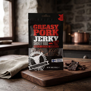 Kuivalihakundi Greasy Pork Jerky Røkt BBQ på en mørk skjærefjøl på kjøkkenbenken i dempet vinduslys, AI-generert bilde