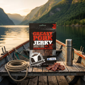 Kuivalihakundi Greasy Pork Jerky Røkt BBQ på dekket av en liten båt på fjorden, med tau og termos i kveldssol, AI-generert bilde