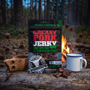Kuivalihakundi Greasy Pork Jerky Røkt Eple-BBQ på en stokk ved bålet i furuskogen i skumringen, med emaljekopp og kuksa, AI-generert bilde
