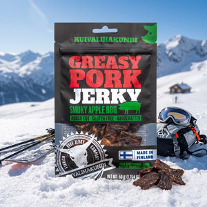 Kuivalihakundi Greasy Pork Jerky Røkt Eple-BBQ i snøen ved siden av turski og staver på en solrik vinterdag i fjellet, AI-generert bilde