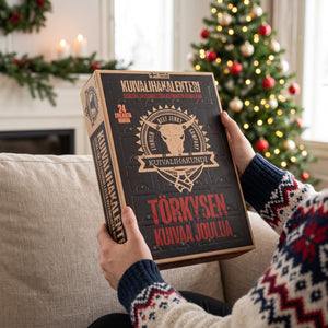 Kuivalihakundi Jerky Julekalender holdes av hender i strikkegenser i en julepyntet stue, AI-generert bilde