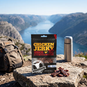 Kuivalihakundi Kylling Jerky Sriracha på en stein ved en fjellsti høyt over fjorden, med ryggsekk og termos, AI-generert bilde