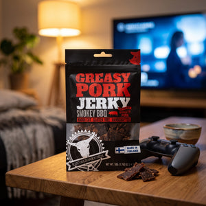 Kuivalihakundi Pork Jerky Røkt BBQ på stuebordet en kveld, med spillkontroll og en liten skål, AI-generert bilde