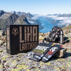 Kuivalihakundi The Meat Box 8 poser jerky på en stein ved en fjellsti høyt over fjorden, med ryggsekk og termos, AI-generert bilde