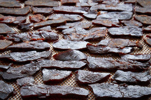 Skiver av KJØ beef jerky til tørk, tett i tett sett ovenfra