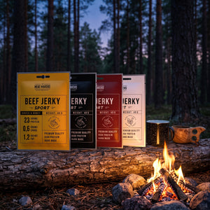 Meat Makers Sports Beef Jerky Pakkepris på en stokk ved bålet i furuskogen i skumringen, med emaljekopp og kuksa, AI-generert bilde