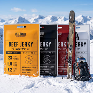 Meat Makers Sports Beef Jerky Pakkepris i snøen ved siden av turski og staver på en solrik vinterdag i fjellet, AI-generert bilde