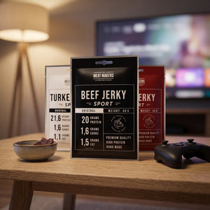 Meat Makers Sports Beef Jerky Pakkepris på stuebordet en kveld, med spillkontroll og en liten skål, AI-generert bilde