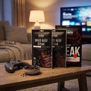 Meat Makers Tørket Oksefilet Pakkepris på stuebordet en kveld, med spillkontroll og en liten skål, AI-generert bilde