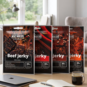 Meat Makers Gourmet Pakkepris på skrivebordet ved siden av laptop, kaffekopp og notatbok, AI-generert bilde