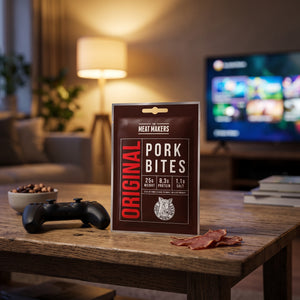 Meat Makers Lufttørket biter av Svineindrefilet på stuebordet en kveld, med spillkontroll og en liten skål, AI-generert bilde