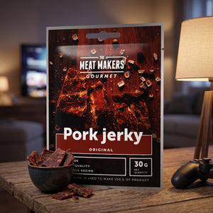 Meat Makers Pork Original Gourmet på stuebordet en kveld, med spillkontroll og en liten skål, AI-generert bilde