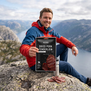 Turgåer tar en pause på fjellet og holder Meat Makers Lufttørket Svineindrefilet, AI-generert bilde